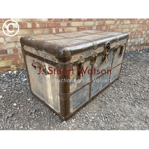 21 - A very large vintage trunk 100x55x 60