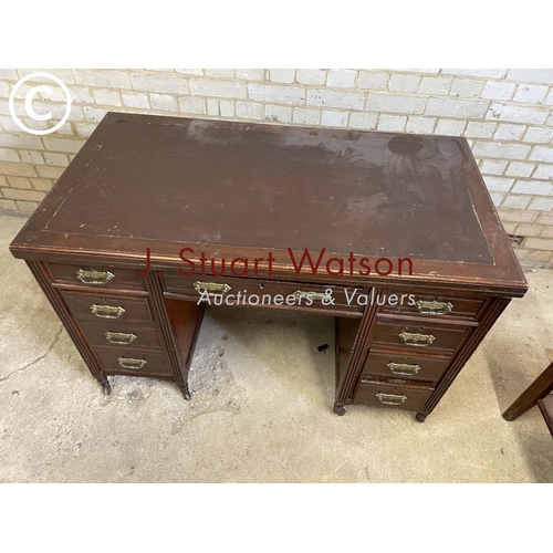 225 - An Edwardian kneehole desk