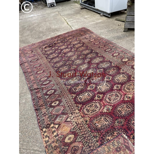 331 - A large worn oriental pattern carpet 420x220