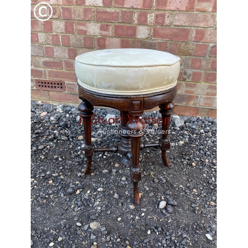 36 - A telescopic piano stool