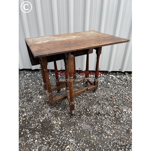 386 - An early oak gateleg table with drawer