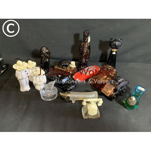 749 - Fourteen Avon scent bottles and a glass trinket pot + 1 more Avon Moonwind petit telephone