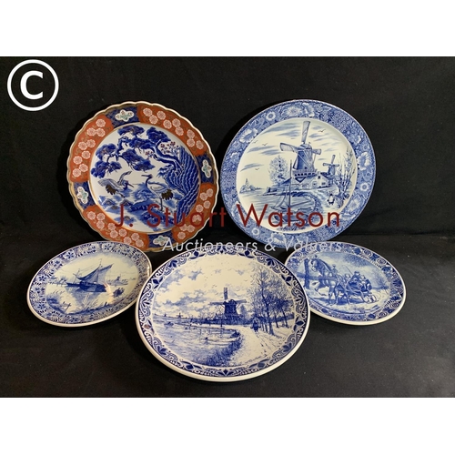 802 - Three Delft chargers and two others (standing up both diameter 40 cms)