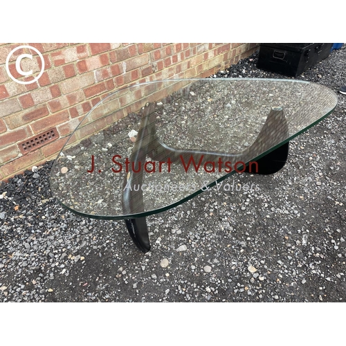 9 - A modern coffee table with a thick glass top 130x100x40