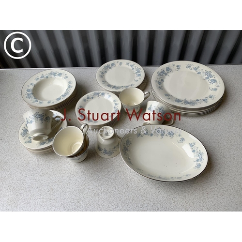 922 - Doulton Michelle tea and dinnerware - 37 pieces vgc