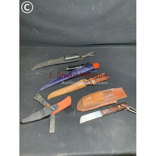 943 - Five fishing knives