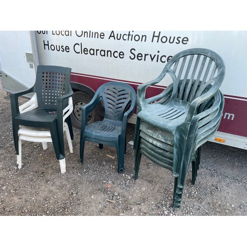 425 - Nine assorted plastic garden chairs