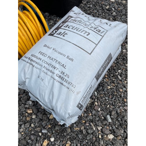 426 - Three 20kg bags of commercial salt (ideal di icing)