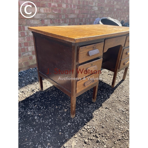 193 - A 20t century oak office desk 126x58