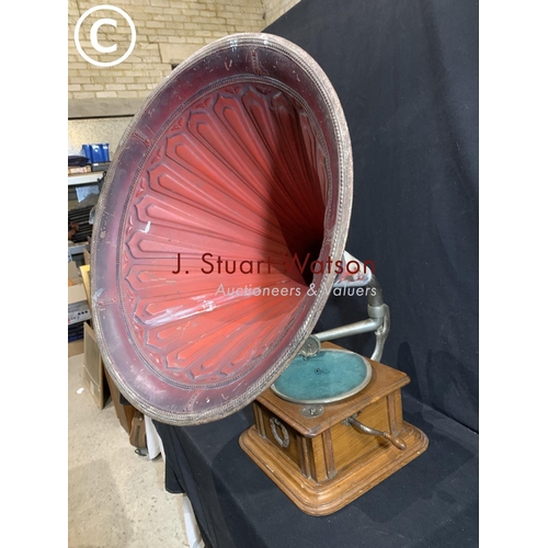 611 - Antique oak cased horn gramophone in working order