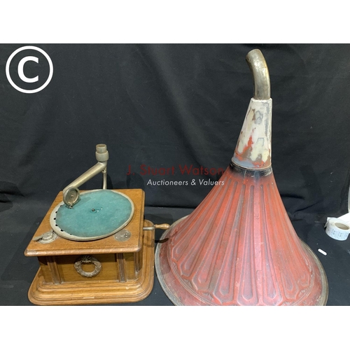 611 - Antique oak cased horn gramophone in working order