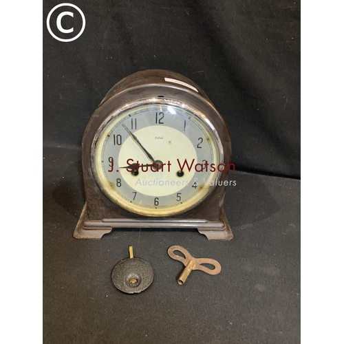 628 - Bakelite clock with key and pendulum