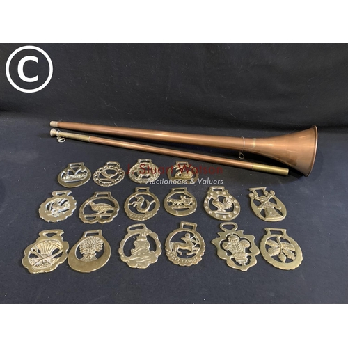 640 - Hunting horn and 16 brass brasses