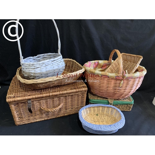 687 - Hamper and baskets