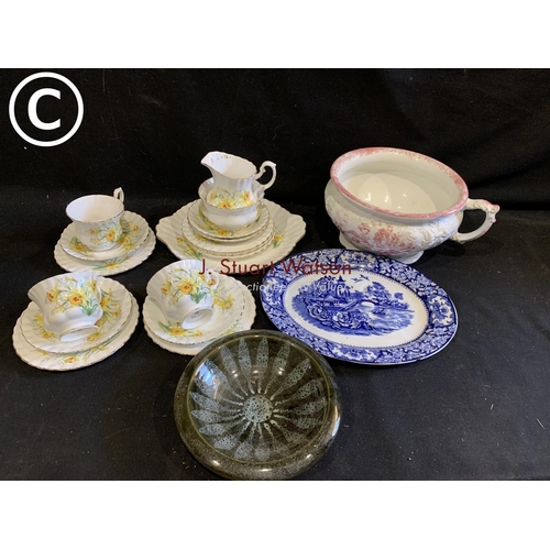 725 - Royal Albert daffodil Pattern part teaware, Chamber pot, plate and ashtray