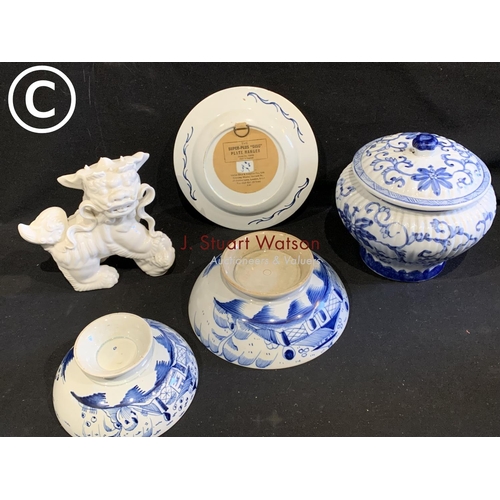 738 - Blanc De Chine Dog of foe, four pieces or oriental blue and white china