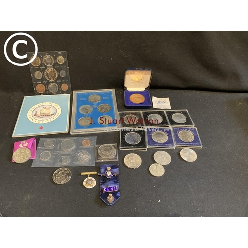 786 - Isle of Man coin collection, UK Crown set, Canadian coin set and other Crowns and coins