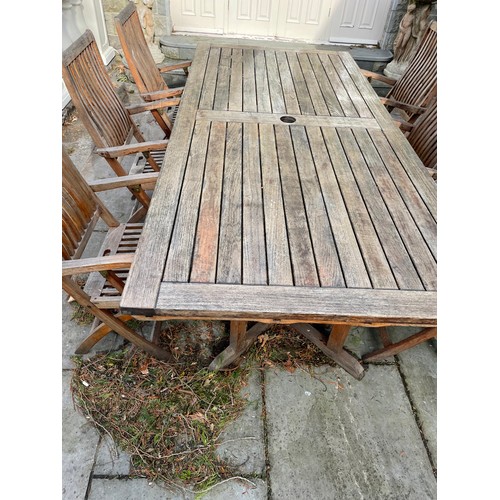 347 - A very large extending hardwood garden table together with a compelte set of 10 folding hardwood car... 