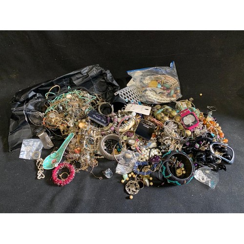 982 - Quantity of costume jewellery