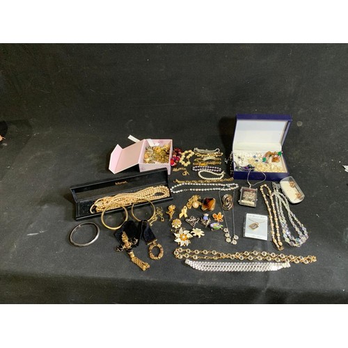 1000 - Collection of costume jewellery, including box of clip on earrings, necklaces, brooches and bracelet... 