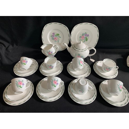 971 - Susie Cooper Fragrance Pattern teaware - 29 pieces