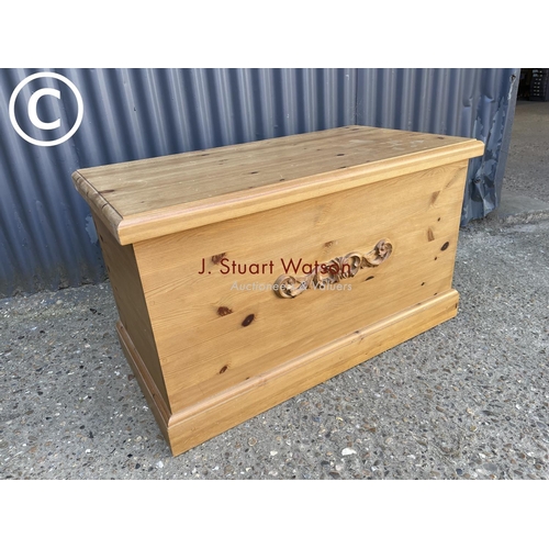 31 - A solid pine Blanket box trunk 90x46x53