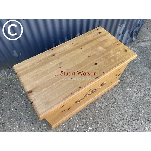 31 - A solid pine Blanket box trunk 90x46x53