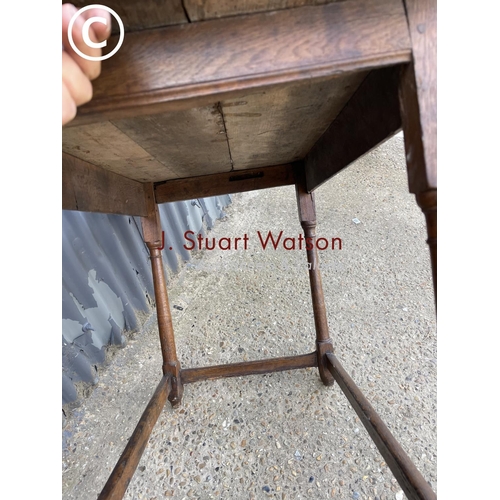 7 - An antique oak table 102x60x72