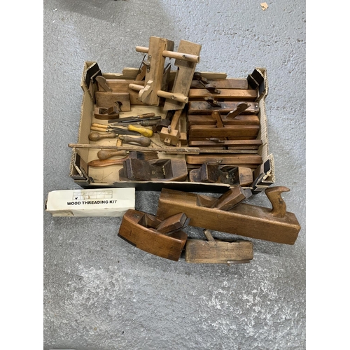 569 - Collection of wooden planes