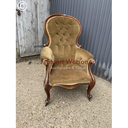 271 - A gold upholstered Victorian spoon back chair with button back