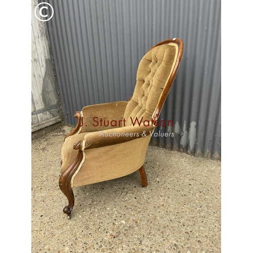 271 - A gold upholstered Victorian spoon back chair with button back