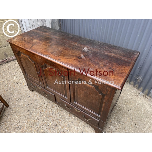 346 - A 18th century oak two drawer mule chest 133x56x88