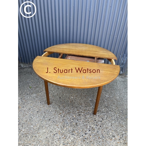 243 - A Macintosh teak circular extending dining table
