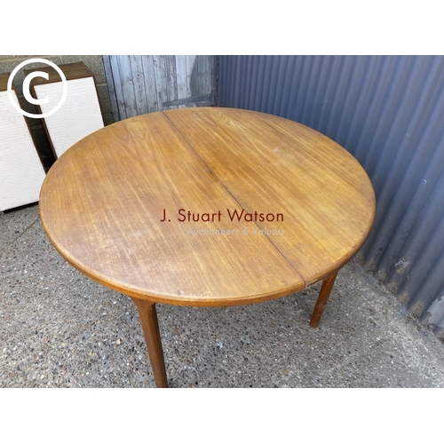 243 - A Macintosh teak circular extending dining table