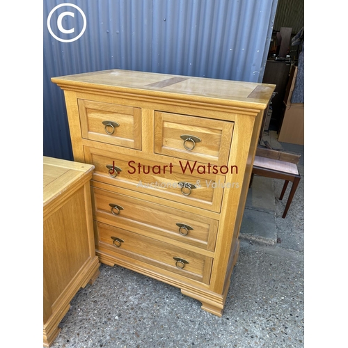 249 - A good quality American light oak bedroom pair consisting of tallboy chest and a dressing table with... 