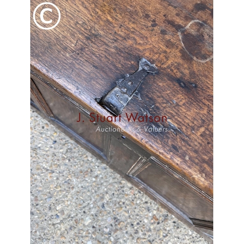 298 - An early oak blanket box coffer 135x50x60