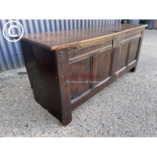 298 - An early oak blanket box coffer 135x50x60