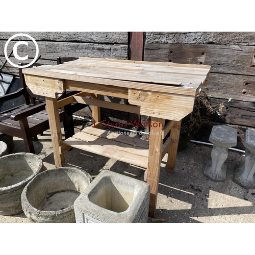 471 - Small wooden work bench