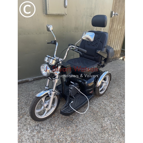492 - A drive sport rider tricycle mobility scooter with key and charger in working order. 
Dimensions 165... 