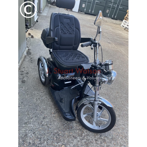 492 - A drive sport rider tricycle mobility scooter with key and charger in working order. 
Dimensions 165... 