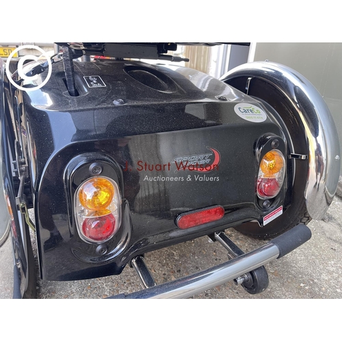 492 - A drive sport rider tricycle mobility scooter with key and charger in working order. 
Dimensions 165... 