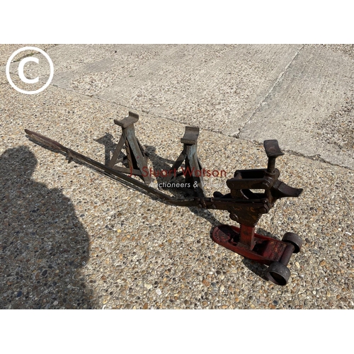 500 - Vintage car jack and pair of axle stands