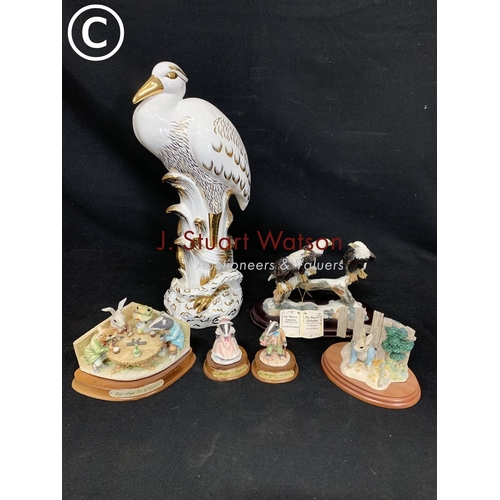 580 - Tall white and gold bird figure, height 45cms and 5 other figures