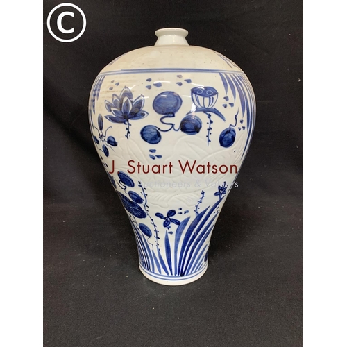 628 - Large blue and white Chinese vase, height 41cms