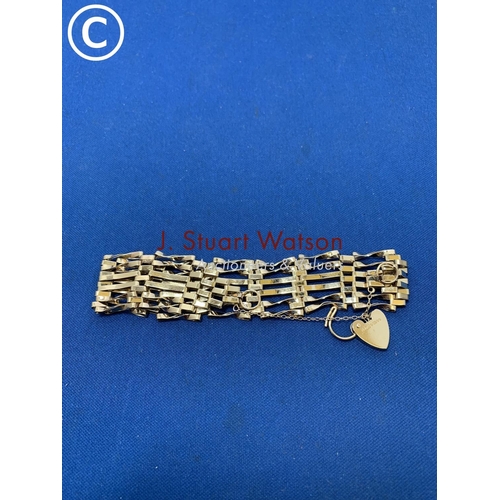 801 - Hallmarked 9ct Gold Gate Bracelet, 11.7 gms