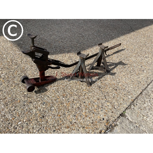 386 - Vintage car jack and pair of axle stands