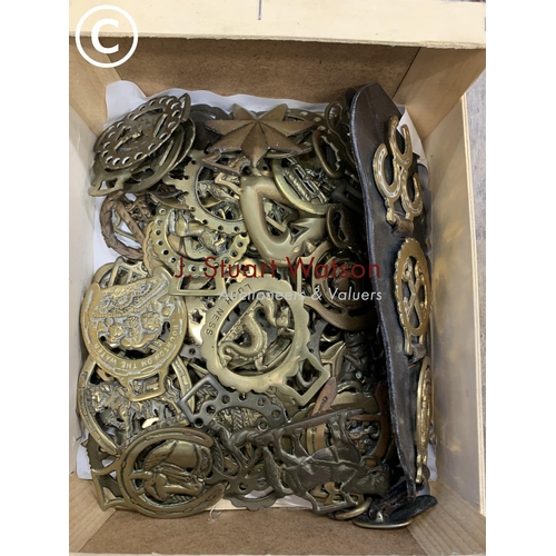 1000 - Tray of horse brasses approx 6 kg