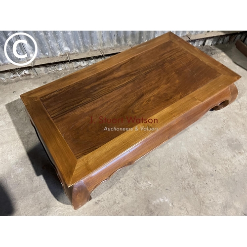 35 - A large African style hardwood coffee table 76x135x40