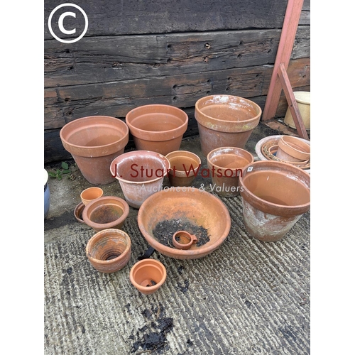 482 - Three large and 15 smaller terracotta garden pots