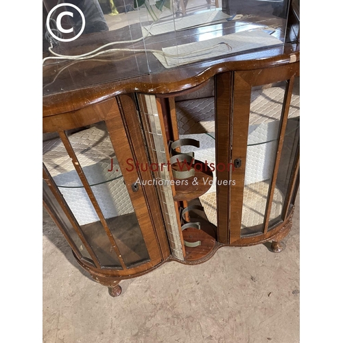 49 - An early 20th century walnut cabinet with rotating central mirror section